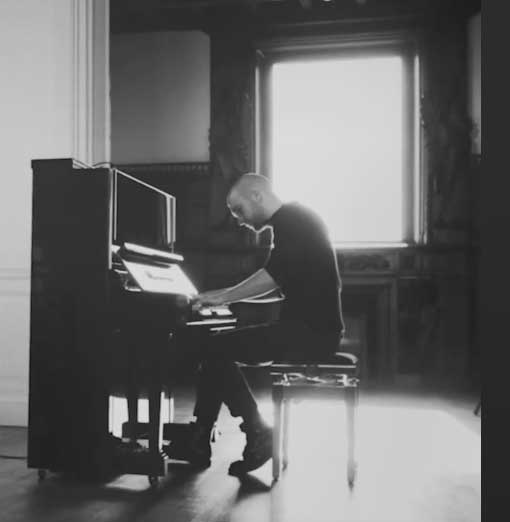 Elliott au piano