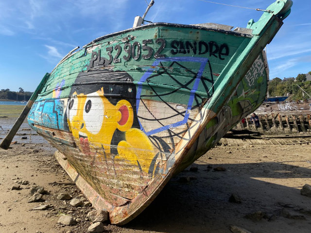 street art a quelmer sur les epaves de bateaux