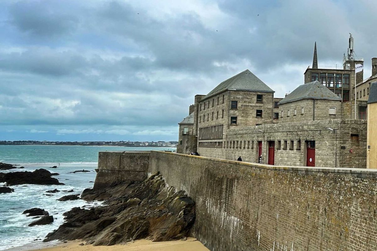 vue sur l'ENSM intra-muros st-malo