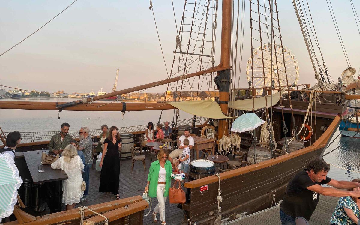 Clarisse vous accueille sur son bateau de pirate à quai face à Intra-muros à Saint-Malo