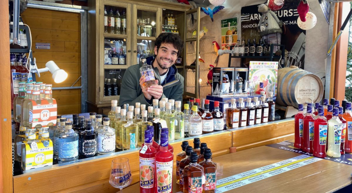 En 2024, une collaboration remarquable avec Grain de Sail a donné naissance à une cuvée transportée à la voile entre les Antilles et la Bretagne, mêlant histoire maritime et savoir-faire local.